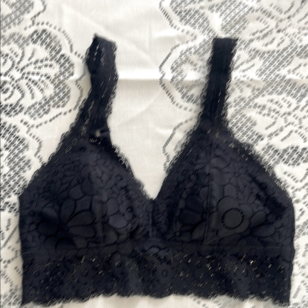 Elegant Black Lace Bralette - Picture 2 of 9